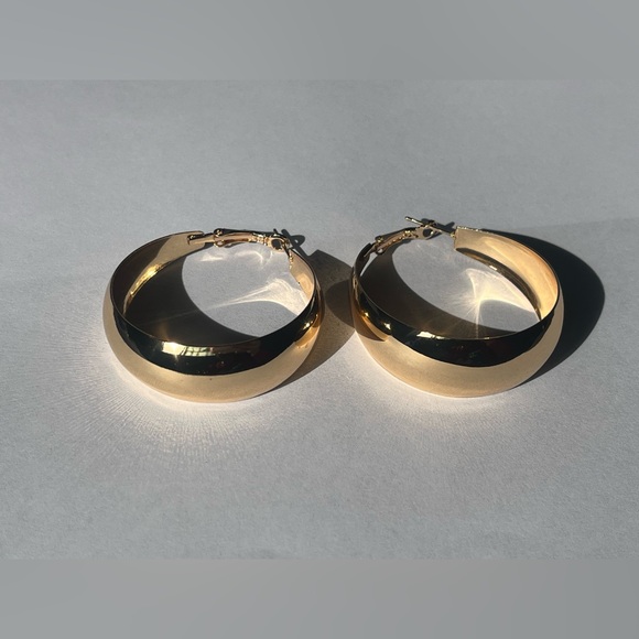 Elegant Gold Hoop Earrings Brand New - Picture 5 of 7